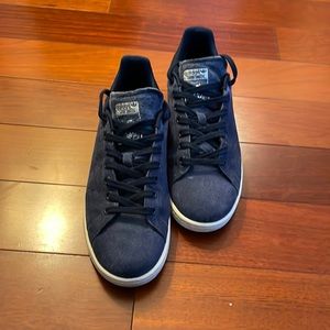 Men’s 8.5 navy suede Stan Smith adidas sneakers